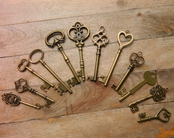 12 large skeleton keys lot wedding keys steampunk antique keys Alice in Wonderland old keys rustic wedding sitting chart clés