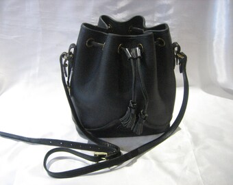 Vintage Dooney & Bourke Black Pebble All Weather Leather Drawstring Bucket crossbody Handbag