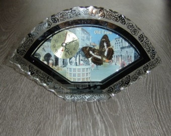 Jolie horloge kitsch en verre avec papillon. Vintage. Retro. Clock with butterfly . HUILIPU
