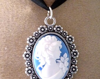 beautiful Victorian cameo pendant has