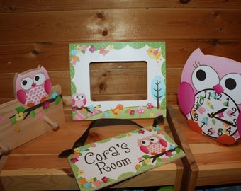 4 Piece Gift Set - Owls Love Birdies Girls 5x7 Photo Picture Frame, Clothespeg Rack, Clock and Door Sign