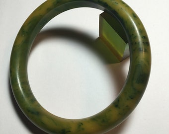 Chunky Vintage Bakelite Marbled Creamed Spinach Bangle