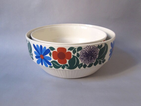 Retro. Vintage. GDR. Ceramic nesting bowls set of 2 H119 Retro. Vintage. GDR. Ceramic nesting bowls set of 2 H119