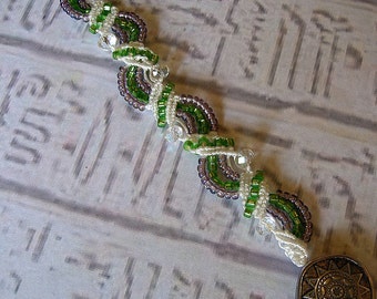 Micro macrame emerald and amethyst bracelet. Micromacrame bracelet. Purple and green.