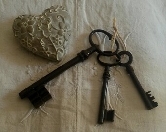 Set of three old keys / vintage keys / lot 3