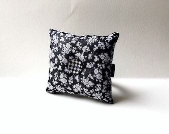 Handmade Flower Design Square Wrist Pin Cushion