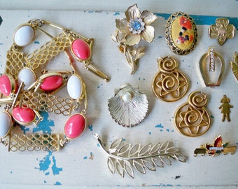 Lot of vintage jewelry pieces - Lot of 12 - Necklace, flower, sea shell, etc. - Assemblage jewelry making supplies - cheesegrits #81