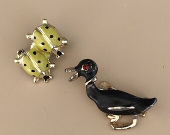 Adorablle 2pc vintage Petit ladybug & Duck brooches .