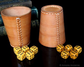 2 X Vintage große Würfelbecher mit Würfeln, echt Leder-Tassen mit 10 Würfeln / Mid Century deutschen Tischspiele