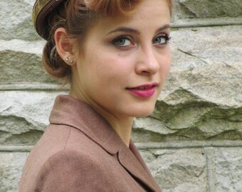 1950s 1960s Brown Straw Hat with Velvet Ribbon and Rhinestone Buckle