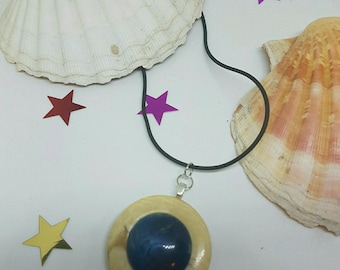 Necklace beige and blue buttons.