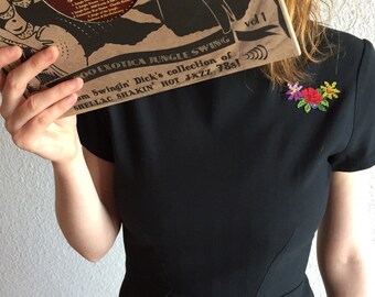 The perfect for any black dress embellished with some spring flowers - Vintage 90s. Mini KitschABroc Collection.