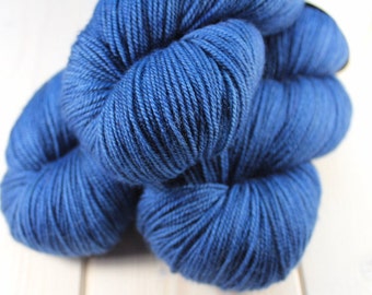 Hand - dyed skeins Fingering - superwash Merino, cashmere and Nylon - 100 g / m 350 - light Navy