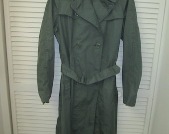 Vintage US Womens Army Corp GI army green 1960-70 rain trench coat Water repellent military style caped epaulets belted GI women's raincoat