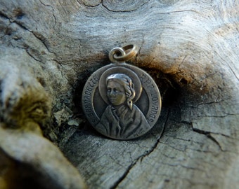 Vintage BERNADETTE MEDAL, Silver Toned Medal with the Apparition to the Holy Mary on the Back. Diameter 1.9cm or 0.8 ".
