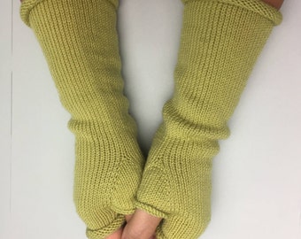 Knitted gloves made of 100% merino wool