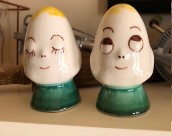 Vintage Egg Salt and Pepper Shaker Set / 1950's anthropomorphic