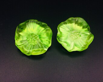 Clips vintage lucite green bright flowers en plastic . Very light. Very nice!!