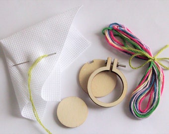 DIY KIT Mini hoop embroidery, wood hoop, round hoop, pendant mini hoop, embroidery hoop, wood mini hoop, mini frame, mini wood frame, hoop