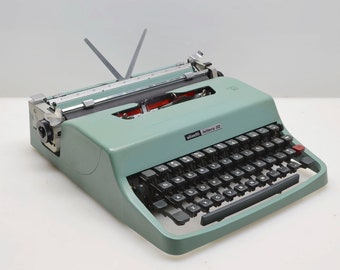 Vintage 1971 Underwood Olivetti Lettera 32 Manual Typewriter in Teal, New Ribbon, Excellent Working and Cosmetic Condition, Italian Design
