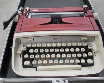 Vintage Royal Typewriter / Display Piece / Royal Typewriter / Wedding Decor / Wedding Guest Book