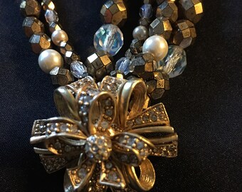 Oscar de la Renta necklace