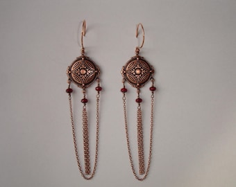 Earrings - Boucles d'oreilles chandeliers et perles facettées rouge foncé