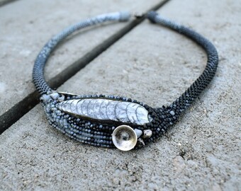Orthoceras Minimalist - beadwoven/beadcrochet necklace