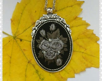 GR2 Gray roses necklace