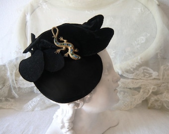 Charming vintage velvet cap with brooch 20s 30s 40s 50s