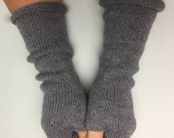 Knitted gloves made of 100% merino wool