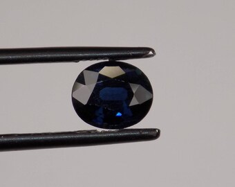 Beautiful Thailand sapphire 1.57 ct blue to dark blue