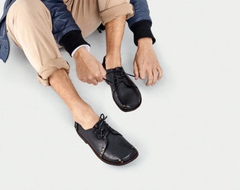 Scarpe da uomo in pelle modello Oxford // Scarpe stringate da uomo colore nero // Fatte a mano // Suole ottenute dal riciclo di copertoni