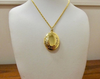 ON SALE Vintage Oval Floral Locket Necklace Item K # 1980