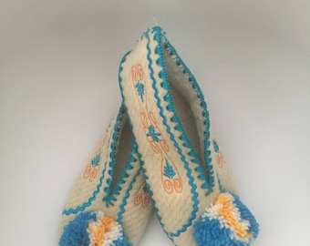 Traditional Greek woollen slippers size 42 UK 8 for women and men good present for Christmas. Warm and nice. Hand made. Woolen slippers.