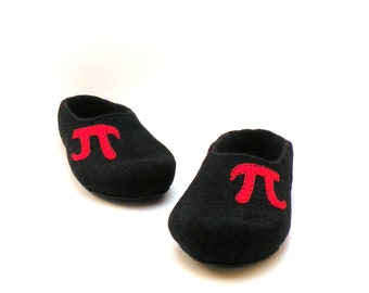 Men slippers with monogram - monogrammed slippers for men - black red - made to order - with initial - men house shoes - Father day gift