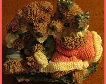 Resin Hugging Bears in Pretty Pink & Dark Green