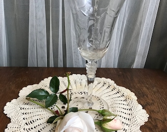 Elegant Etched Wine Glass with Floral Design