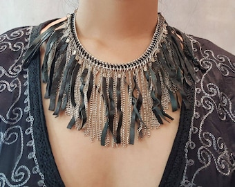 Necklace with fringe leather and chain