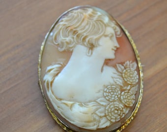 Pretty antique victorian edwardian large carved shell cameo brooch in gold setting / HWAAWI