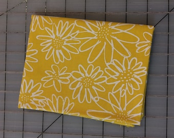 Karen Lewis - Blueberry Park - FAT QUARTER cut of Scruffy Daisy in Canary - AWI-15747-131
