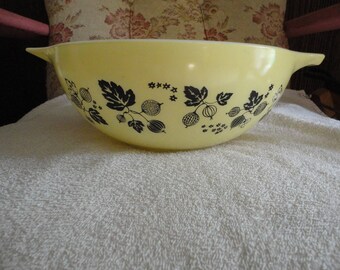 Vintage Yellow Gooseberry Pyrex Cinderella Bowl 4 Quart