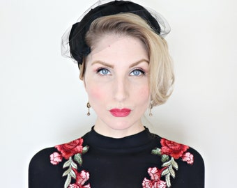 Vintage 1950s Hat / Black feather hat / Black velvet bow / Tulle trim