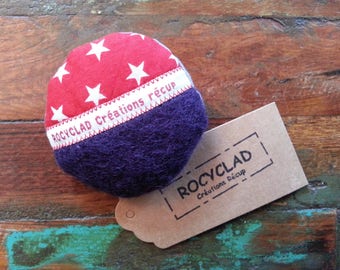 Small brooch Rocyclad upcycled Creations