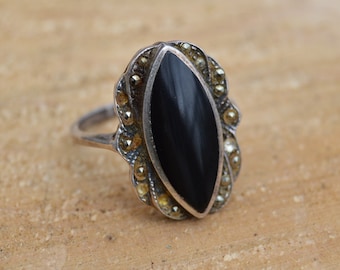 Vintage Beautiful Antique Sterling Silver Black Onyx Ring . Size 7 . Filigree