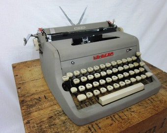 1956 Royal Quiet De Luxe Working Typewriter & Case w/Key!