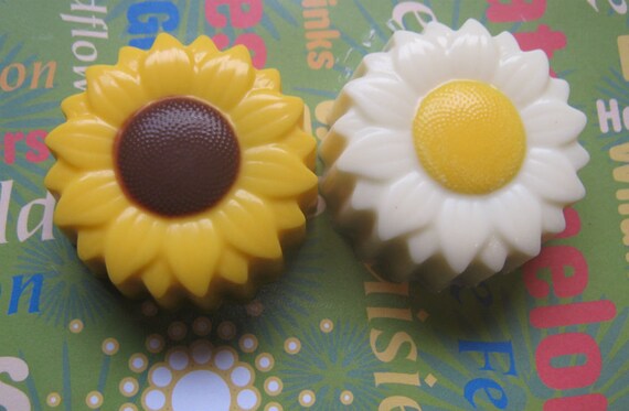 One dozen sunflower or daisy designed chocolate covered sandwich cookie party favors