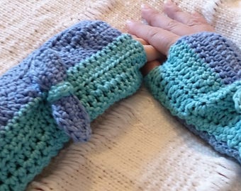 Green fingerless mittens with their little bows