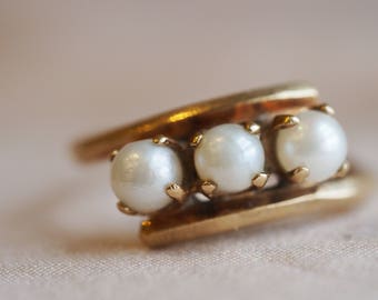 Gorgeous, super-unique vintage 10K yellow gold Pearl-trio bypass ring
