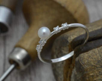 Silver ring with white freshwater cultured pearl